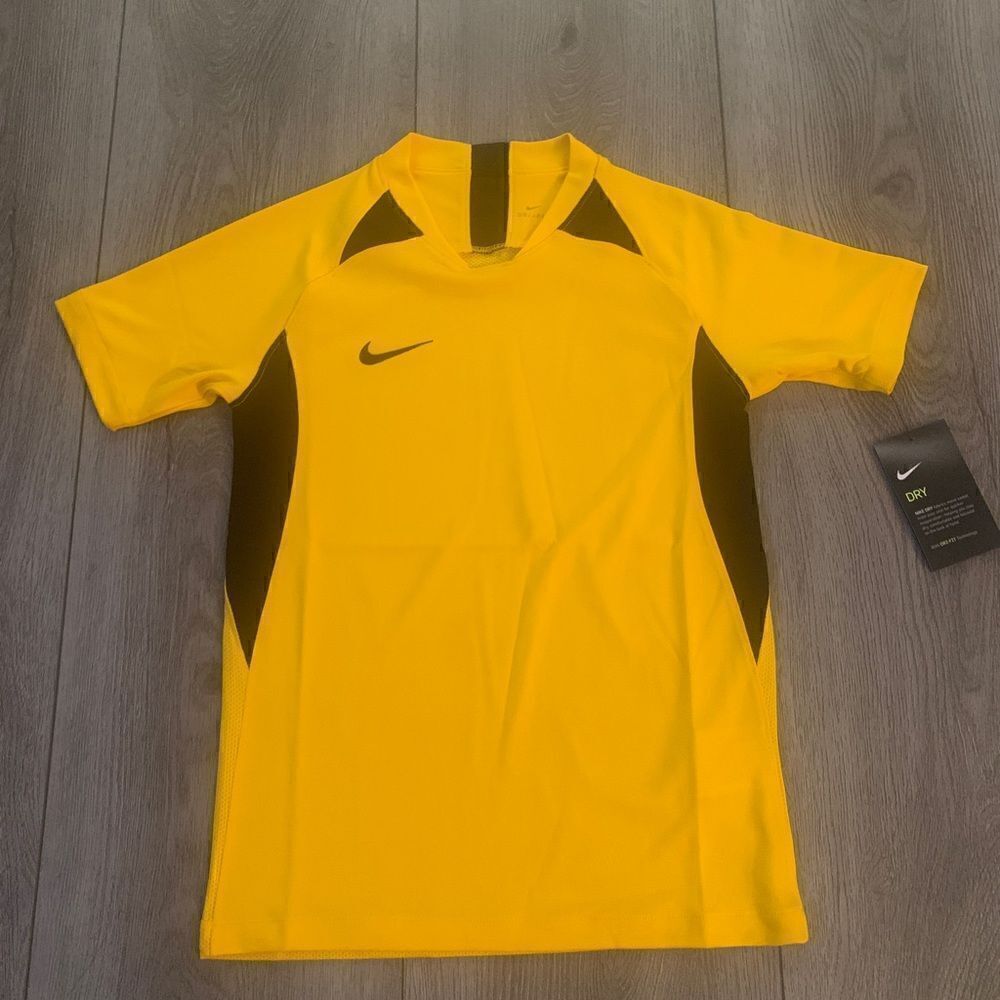 Nike youth unisex football/soccer practice t shirt.Great for the athletes